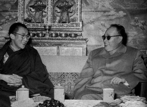 Chen Yi, damals stellvertr. Vorsitzender des Staattsrates, seit 1958 Außenminister der VR China und der Dalai Lama in Lhasa 1958
